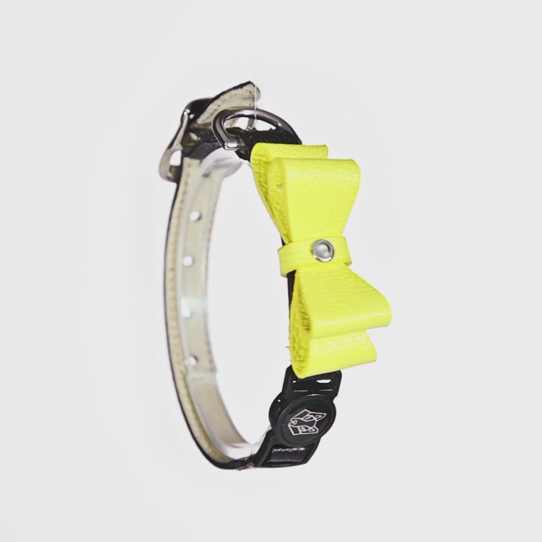 Collar antiahogo en cuero para gato  - KENNY NEGRO CON MOÑO AMARILLO